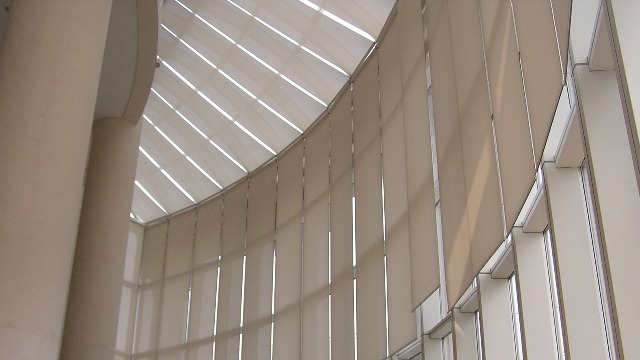 杭州电动天棚帘：建筑玻璃顶棚内遮阳的流行选择