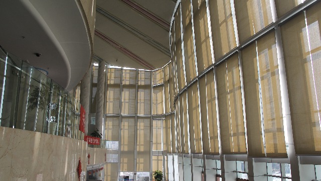 大堂大面积落地窗常用遮阳产品—电动卷帘